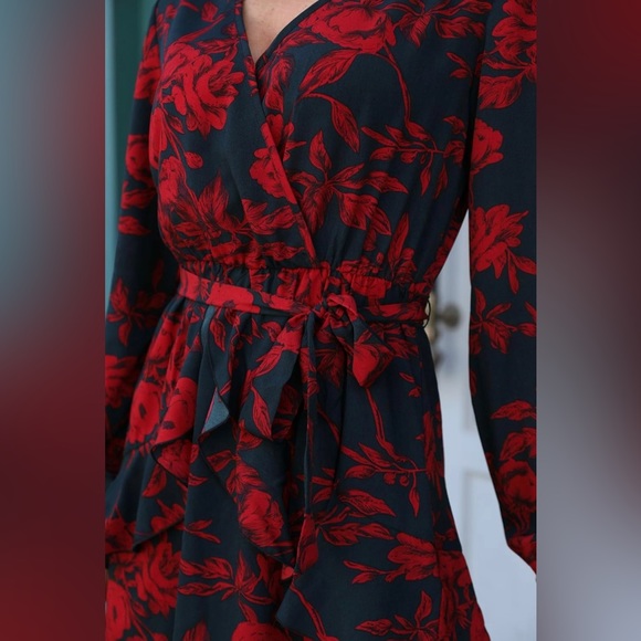 🎉Host Pick🎉 Long Sleeve V-Neck Red Roses Mini Dress Size Small NWOT 💃🏻🌹 - Picture 5 of 6